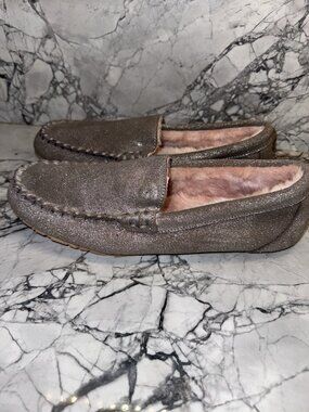 Clarks Womens Mocassin Slippers Faux Fur Lined Size 10 Medium Silver Metallic